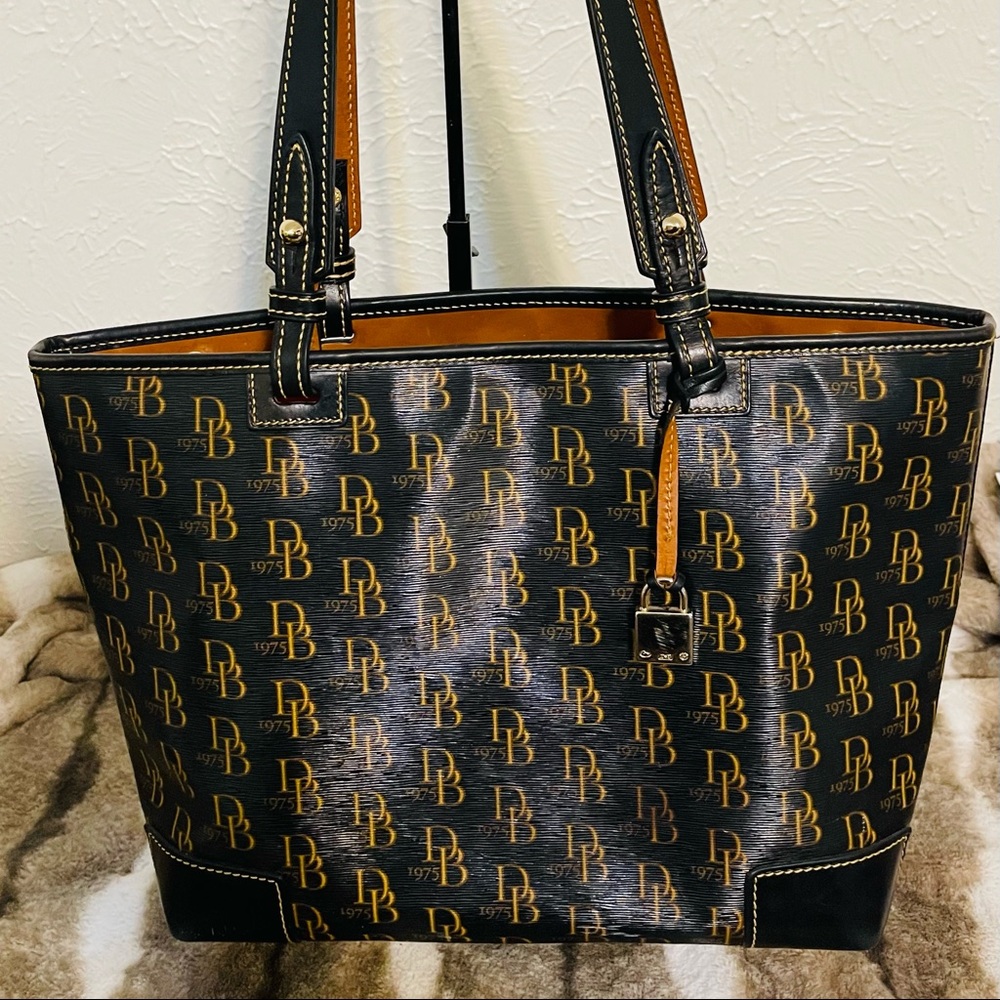 Gorgeous Dooney & Bourke Medium Susanna Tote Bag!